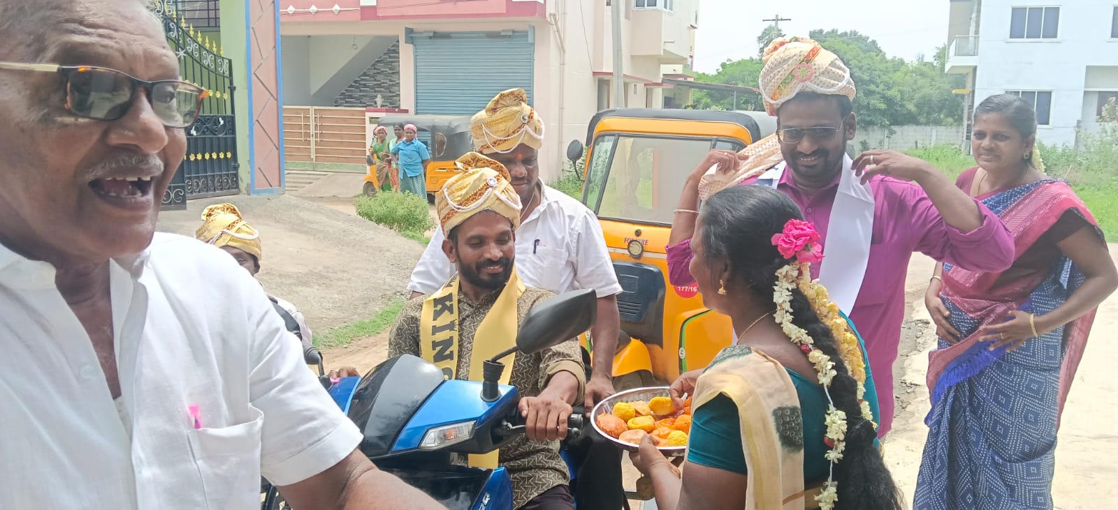 வசந்தம் மாவட்ட கூட்டமைப்பு புதிதாக பொறுப்பேற்ற நிர்வாகிகளுக்கு ஓய்வு பெற்ற காவல் துறை அதிகாரி மூலமாக பதவிப்பிரமாணம்
